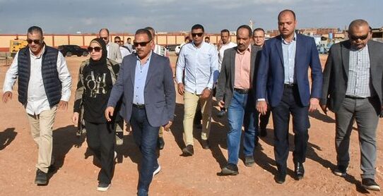 محافظ الشرقية يتفقد مشروع إنشاء محطة معالجة الصرف الصحي بقرية إبراش بمشتول السوق