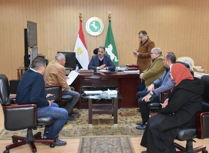 محافظ الشرقية يعقد إجتماعاً لبحث ومناقشة مقترحات تنفيذ محاور مرورية جديدة بالمحافظة