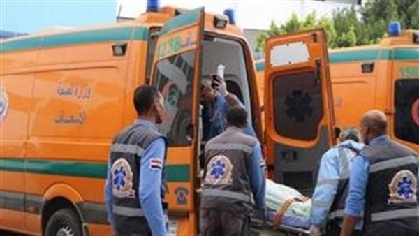 إصابة 18 شخصًا في حادث تصادم سيارة نقل بأتوبيس عمال بطريق الروبيكي
