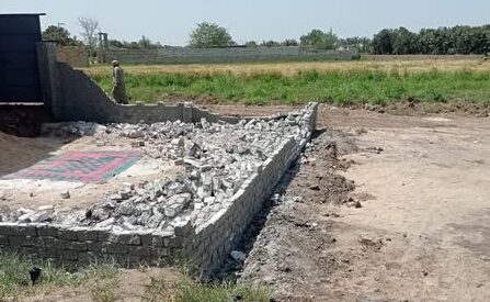 الأجهزة التنفيذية برئاسة بمركز أبو حماد تنفذ إزالة في المهد للتعديات المخالفة بمساحة 140 مترا