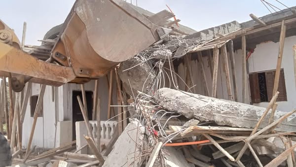 الأجهزة التنفيذية بالحسينية تنفذ إزالة للتعديات المخالفة  علي مساحة 470 متراً