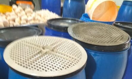 ضبط 9 طن مخللات و 8400 عبوة مياه غازية ومعدنية و 300 لتر زيت طعام مجهولة المصدر بالعاشر من رمضان