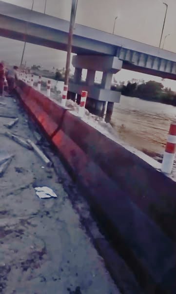 محافظ الشرقية يُتابع أعمال إنشاء حاجز نيوجرسي وتركيب لوحات إرشادية بنزلة الطريق الأوسطي