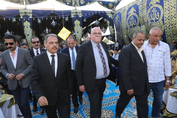 محافظ الشرقية يُؤدي واجب العزاء في وفاة شقيقة اللواء محمد شاهين وكيل الأمن الوطني بالشرقية