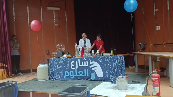 بالصور …. أعضاء فريق شارع العلوم ينفذون ٢٠ تجربة علمية بمكتبة مصر العامة بالزقازيق