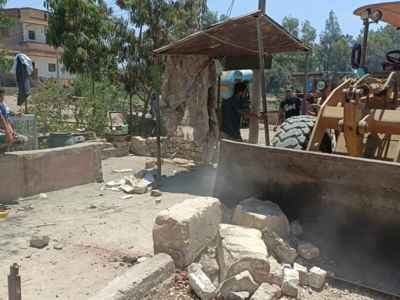 إزالة ٣ حالات تعدي علي مساحة ٦٦ متر بمركز كفر صقر