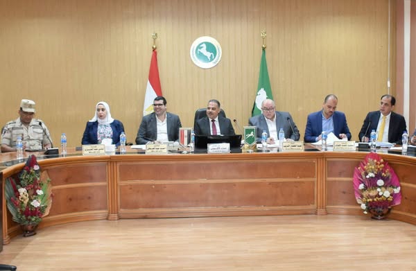 محافظ الشرقية يترأس إجتماع اللجنة العليا للإستثمار ويؤكد حرص المحافظة علي النهوض بالاقتصاد الوطني