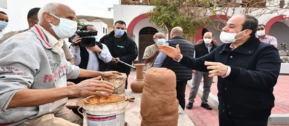 بالصور..الرئيس السيسي يتفقد ورش الفخار في مصر القديمة