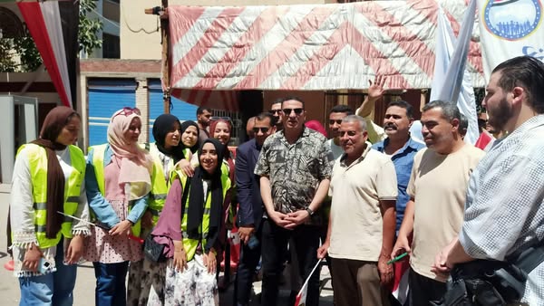 توافد كبير للشباب والمرأة والعاملين بالمديريات علي اللجان الإنتخابية للإدلاء بأصواتهم  لإنتخابات مجلس الشيوخ