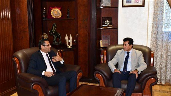 وزير الرياضة يناقش مع نقيب الصحفيين عددا من الملفات المهمة