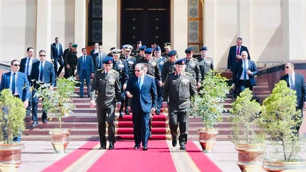 الرئيس السيسي يلتقي قادة القوات المسلحة