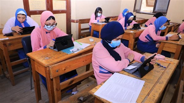 اليوم..طلاب الصف الأول الثانوى يؤدون امتحان مادة الأحياء