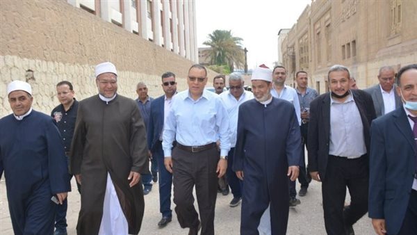 محافظ الشرقية يتفقد لجان امتحانات الثانوية الأزهرية بمعهد الصفوة النموذجي بالزقازيق