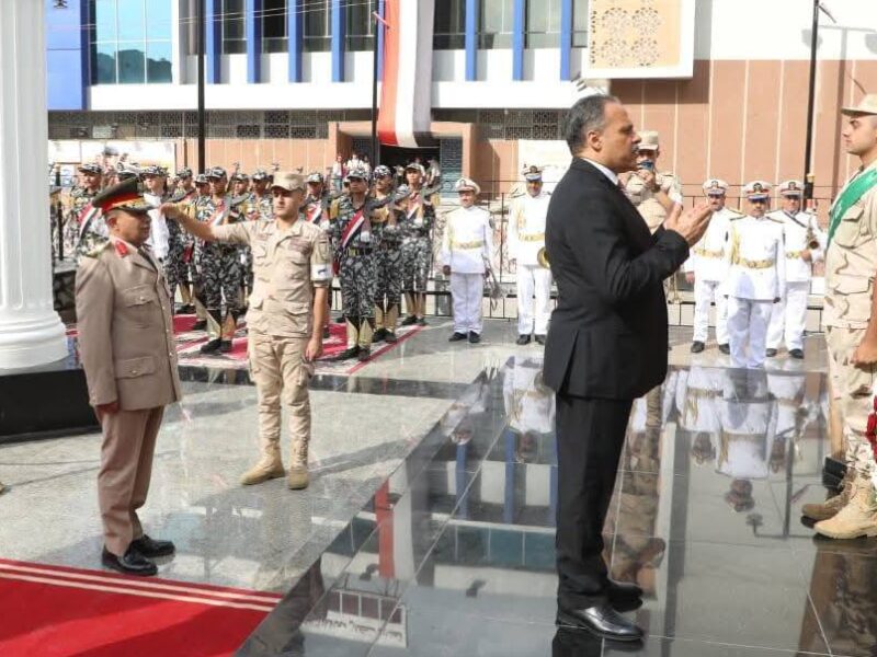 محافظ الشرقية يضع إكليلاً من الزهور على النصب التذكاري للشهداء بمدينة الزقازيق