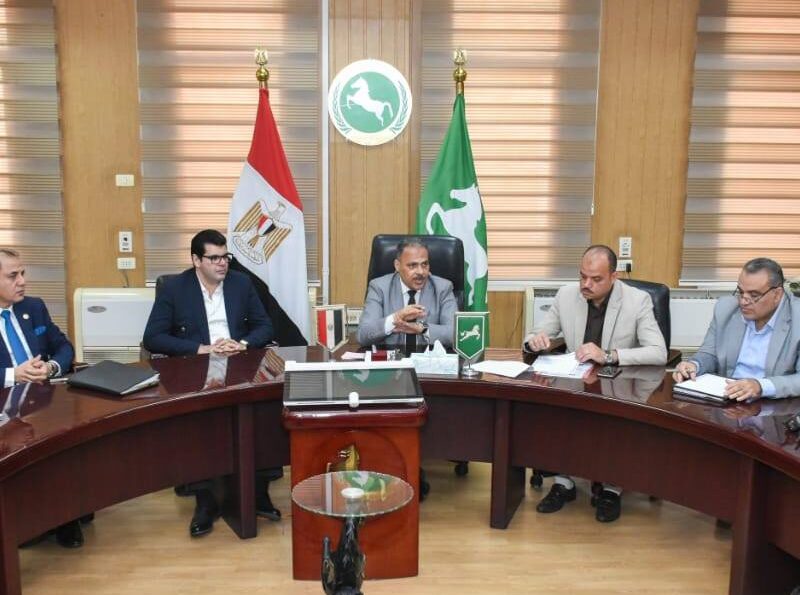 محافظ الشرقية يعقد اجتماعاً لإستعراض ومناقشة خطة تطوير شارع الجلاء