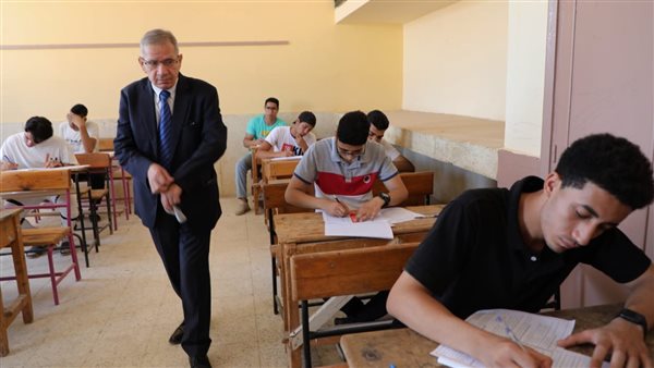 اليوم ….طلاب الدبلومات الفنية يؤدون امتحان اللغة الإنجليزية دور ثان