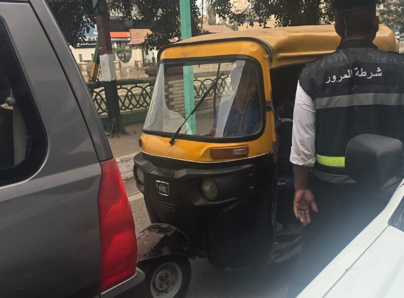 ضبط ٣٠ مركبة توك توك غير مرخصة ومخالفة لخطوط السير لإعادة الإنضباط لشوارع الزقازيق