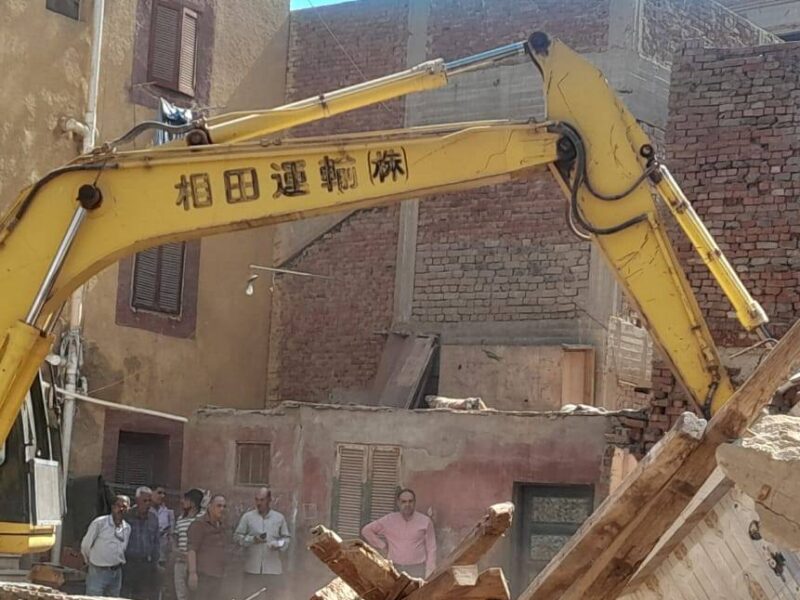تنفيذ إزالة لعقار آيل للسقوط بشارع “التأمينات القديمة” بمنطقة هندسة الري بمنيا القمح