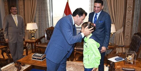 وزير الرياضة يكرم حريفة الشارع ويمنحها عضوية مركز شباب بني صالح