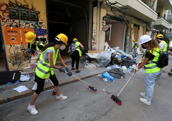 مصريون يتطوعون لمساعدة أشقائهم اللبنانيين لإزالة آثار الدمار ببيروت