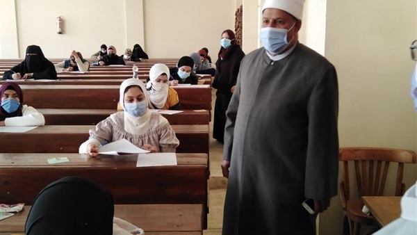 نائب رئيس جامعة الأزهر يتفقد سير الامتحانات في المنصورة