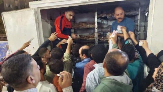 محافظ الشرقية يتابع إستلام رئاسة مركز بلبيس 30 ألف رغيف خبز فينو وطرحه أمام المواطنين بسعر ٤٠ قرشاً للرغيف
