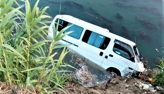 إصابة 8 أشخاص إثر حادث انقلاب ميكروباص بترعة على طريق الزقازيق بلبيس