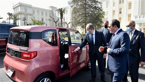 الرئيس السيسي يتفقد نماذج من السيارات الكهربائية المزمع توطين صناعتها محليا..