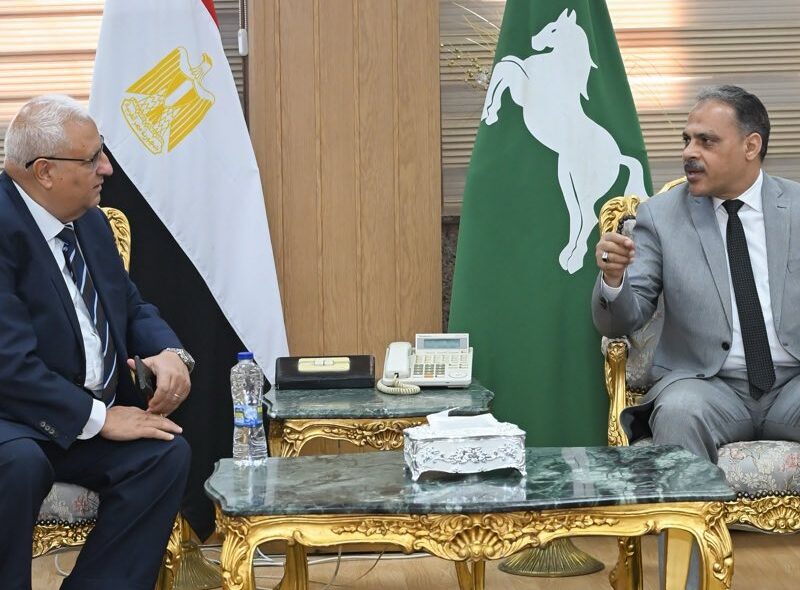 محافظ الشرقية يلتقي نائب الرئيس التنفيذي للبنك الزراعي المصري لتسليم كوبونات سلع غذائية للأسر الأولى بالرعاية