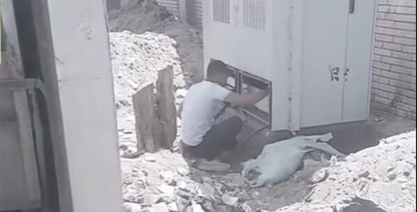 الداخلية تكشف حقيقة فيديو لـ شخص يسرق بطاريات محول كهربائي في مشتول السوق