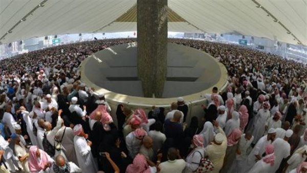 حجاج بيت الله الحرام من الجمعيات الأهلية من المتعجلين ينتهون من رمي الجمرات