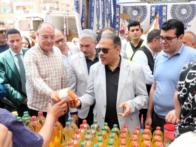 محافظ الشرقية يتفقد سوق «اليوم الواحد» بالزقازيق للاطمئنان علي توافر السلع وجودتها وأسعارها