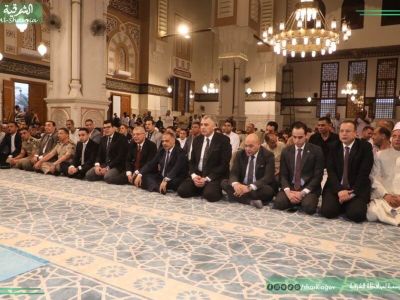 محافظ الشرقية يؤدي صلاة عيد الأضحى ويُشارك آلاف المصلين فرحة العيد بمسجد الفتح بالزقازيق