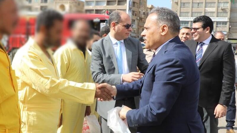 محافظ الشرقية يشهد توزيع لحوم صكوك الأضاحي على عمال قطاع تحسين البيئة بالزقازيق