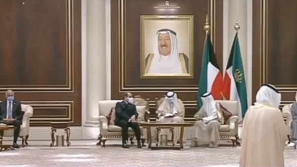 الأمير نواف في مقدمة مستقبلي الرئيس السيسي لدى وصوله الكويت