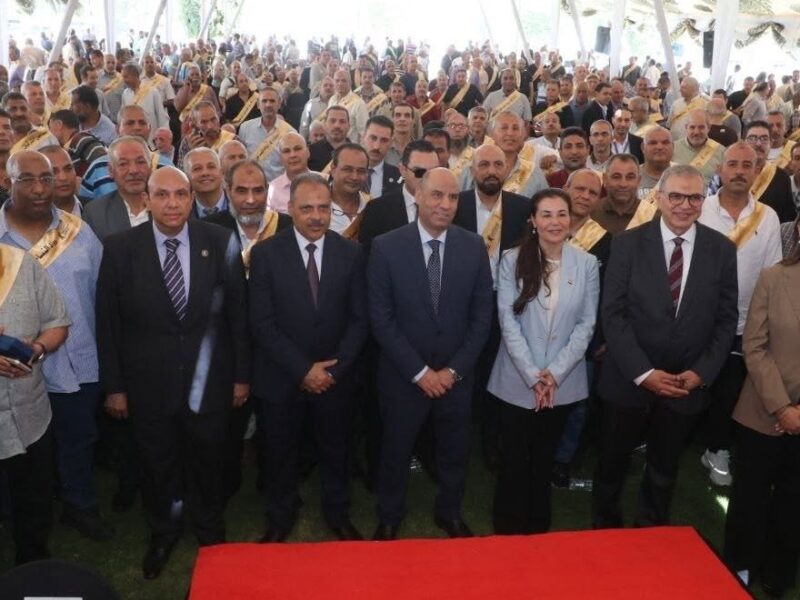 وزيرالعمل و محافظ الشرقية يشهدان احتفالية «وسام الرواد» لتكريم العاملين المتميزين بمصانع النساجون الشرقيون