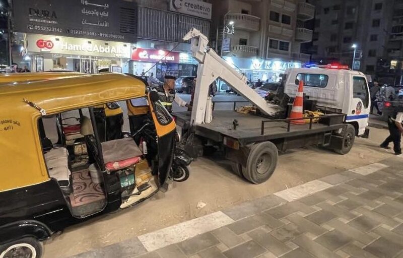 حملات مرورية مكثفة لضبط التكاتك والدراجات النارية المخالفة بالزقازيق
