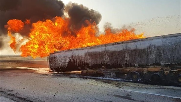 رفع آثار حريق سيارة إسطوانات بوتاجاز بطريق القاهرة الإسماعيلية