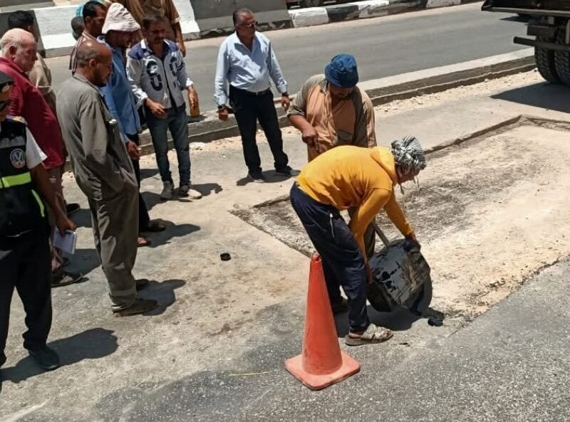 محافظ الشرقية يوجه بإعادة رصف ورفع كفاءة الطريق بمنزل كوبري شرويدة بمدينة الزقازيق