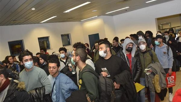 وصول طائرة الطلاب المصريين العائدين من رومانيا إلى مطار القاهرة