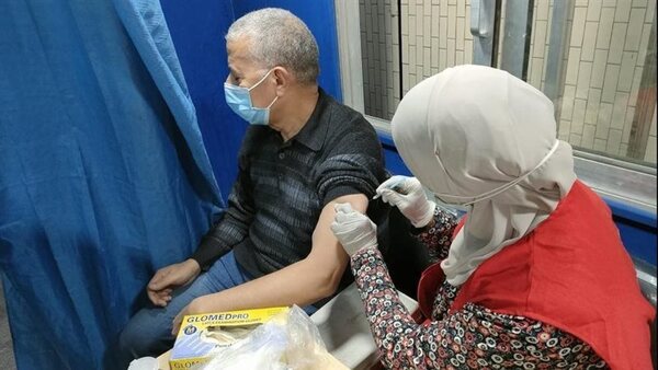 هل هناك ضرر من اختلاف نوع الجرعة الثالثة لتطعيم كورونا؟ استشاري مناعة يجيب
