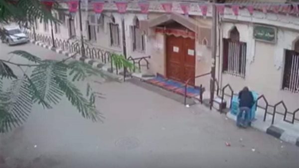 بالفيديو.. لص يسرق صندوق زكاة من مسجد بحدائق حلوان
