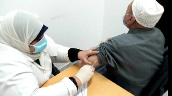 تطعيم ٢٢١ مواطنا بلقاح كورونا بمكتب صحة ثان الزقازيق