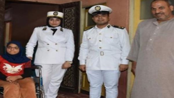 الداخلية تهدى طفلة من ذوى الهمم كرسيا متحركا في الشرقية