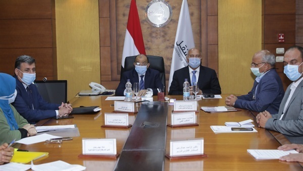 الحكومة تتابع الموقف التنفيذي لرفع كفاءة عدد من الطرق بـ12 محافظة