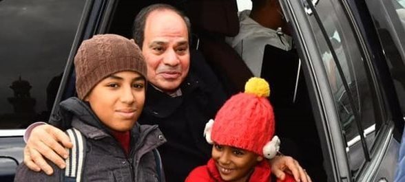 الرئيس السيسي يتبادل التحية مع المواطنين (صور)