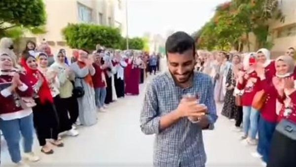 طالب “الممر الشرفي” يكشف تفاصيل تكريم زملائه له