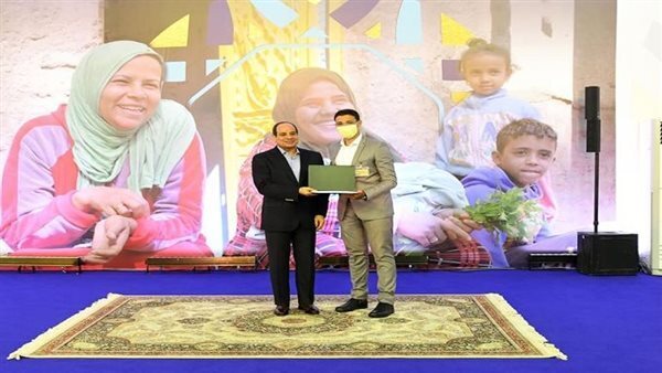 صور.. السيسي يسلم عقود الشقق الجديدة للمواطنين وشهادات التقدير للمتميزين