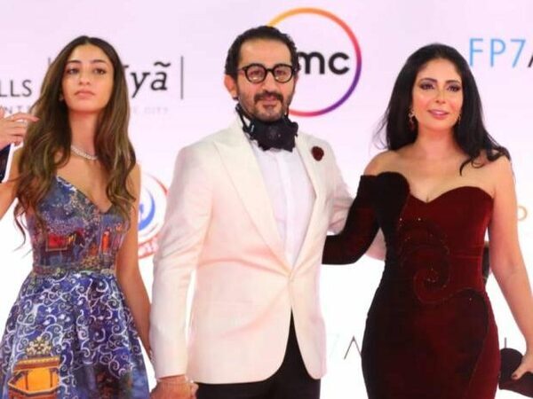 ظهور ابنة أحمد حلمي ومنى زكي لأول مرة على السجادة الحمراء في حفل افتتاح القاهرة السينمائي