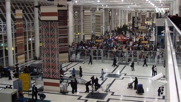تفاصيل احتجاز مواطنين مصريين في مطار أديس أبابا